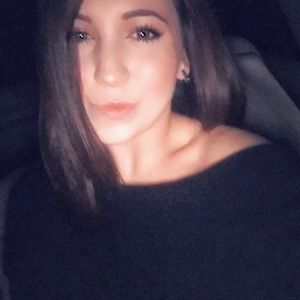 Meet your Posher, Larissa